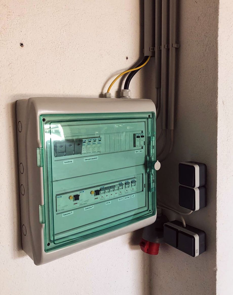 Elektroverteiler mit Überspannungsschutz, Klemmen und fachgerechter Verdrahtung.